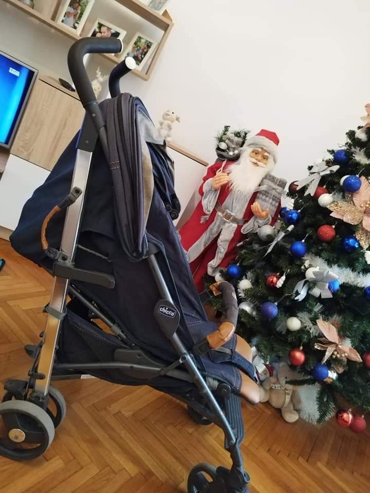 Prodajem Chicoo kolica uzrast 0+ do 36kg. Kolica su univerzalna i mogu za decake i devojcice. Kolica su prakticna i lako se sklapaju i rasklapaju. Uz kolica se dobija kisna navlaka da dete ne kisne kao i zimska navlaka. Na dnu kolica ima i korpa za odlaganje stvari. Jako su cvrsta i jaka kolica. Tockovi su gumeni.