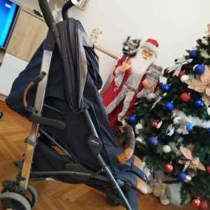 Prodajem Chicoo kolica uzrast 0+ do 36kg. Kolica su univerzalna i mogu za decake i devojcice. Kolica su prakticna i lako se sklapaju i rasklapaju. Uz kolica se dobija kisna navlaka da dete ne kisne kao i zimska navlaka. Na dnu kolica ima i korpa za odlaganje stvari. Jako su cvrsta i jaka kolica. Tockovi su gumeni.