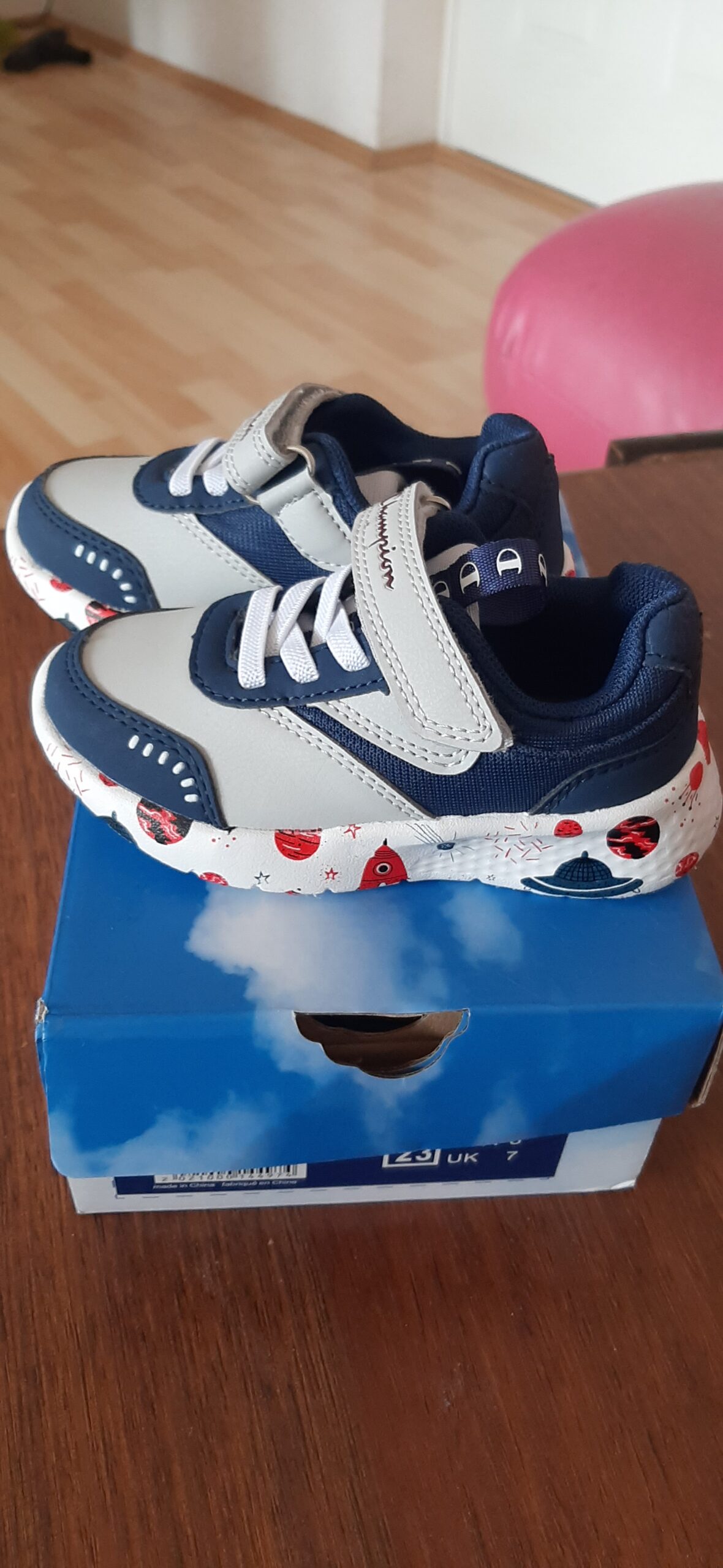 Na prodaju decije patike br.23. Nijednom nošene, malo je deblji uložak unutra pa su detetu male.