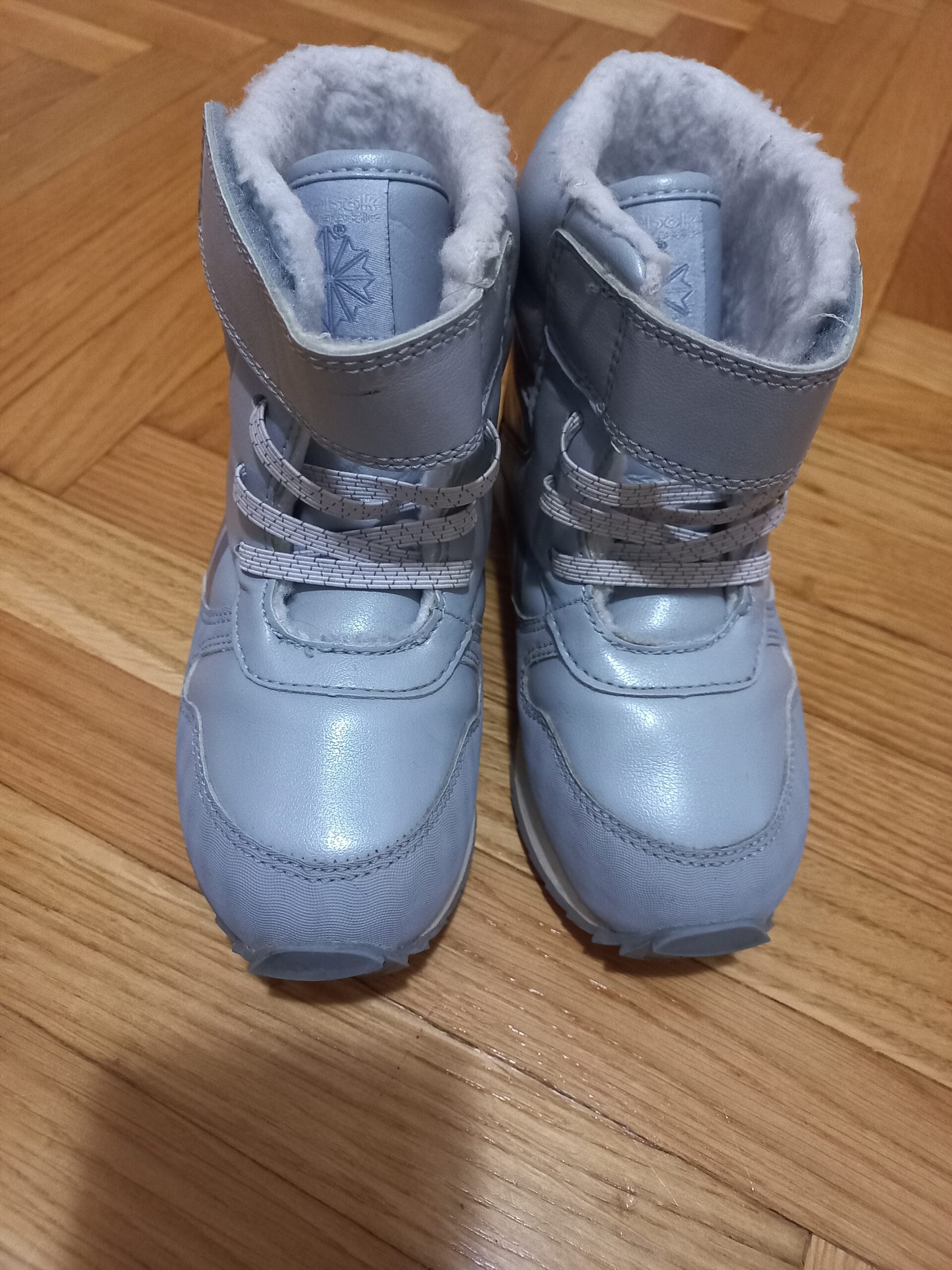 Reebok snegarice. UG 17,5cm. Nosene prosle godine, par puta. Stanje kao na slikama, bez ikakvih mana ili ostecenja.